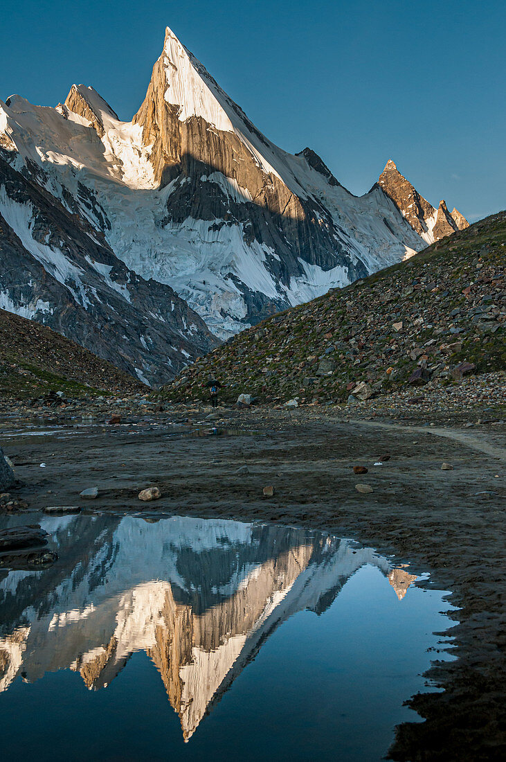 Laila Peak im Hushe-Tal, reflektiert in kleinem Teich im Tal bei Sonnenaufgang, Karakoram Range, Gilgit-Baltistan, Pakistan, Asien