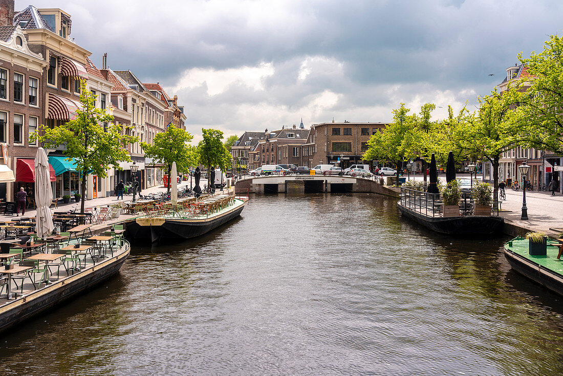 Kanal Nieuwe Rijn (Neuer Rhein) mit Karnemelksbrug-Brücke, Cafés und Geschäften im Herzen von Leiden, Südholland, Niederlande, Europa