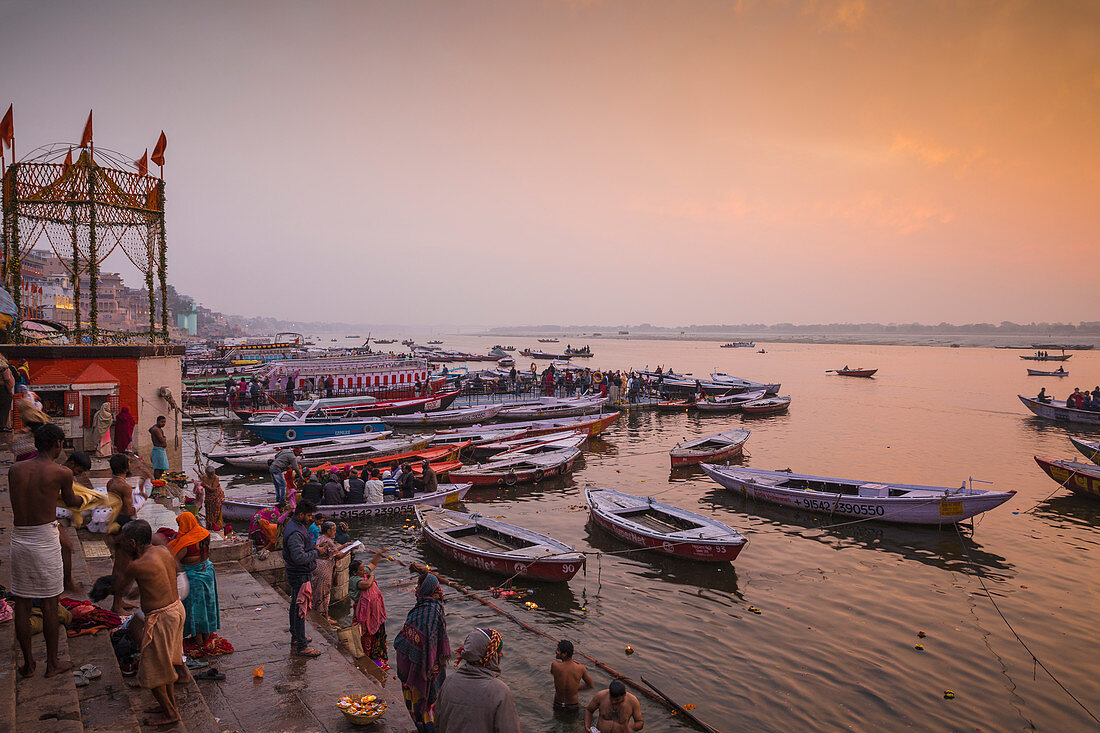 Dashashwamedh Ghat, the main ghat on the Ganges River, Varanasi, Uttar Pradesh, India, Asia