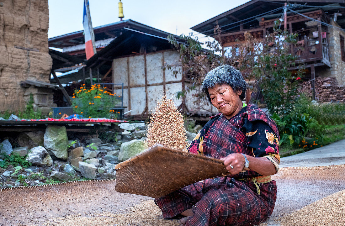 Traditionelles Reissieben bei Tshangkha Village, nahe Trongsa, Bhutan, Asien