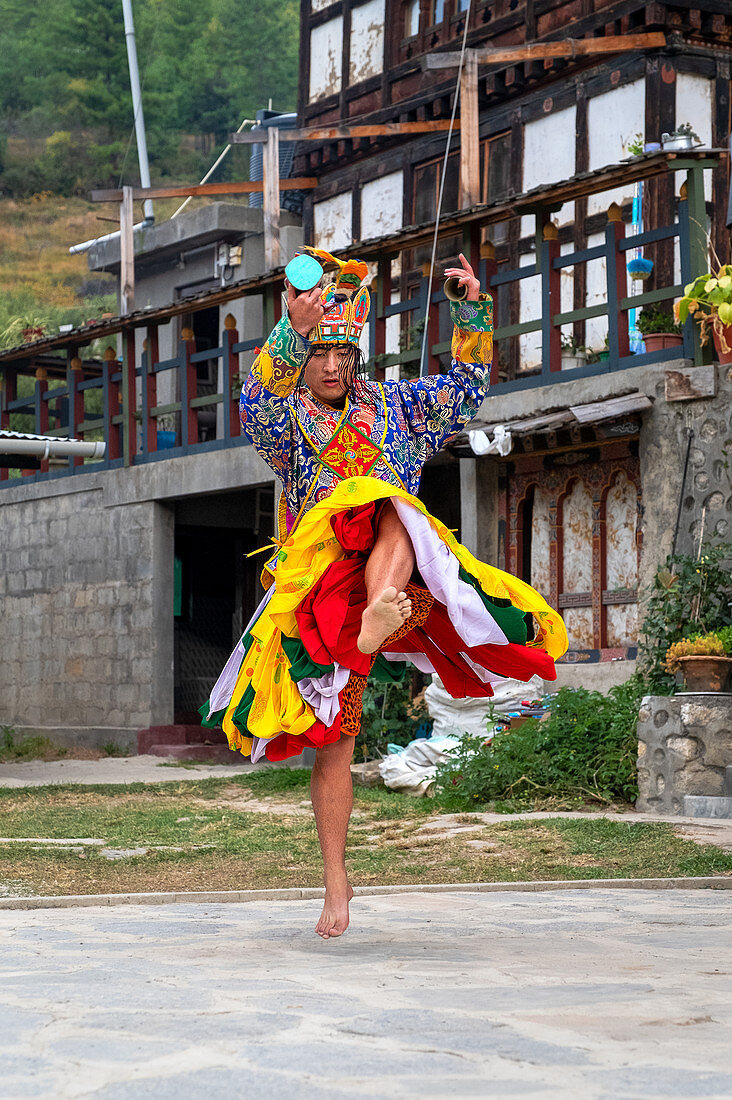 Bhutaner führen den maskierten Cham-Tanz durch, Paro, Bhutan, Asien