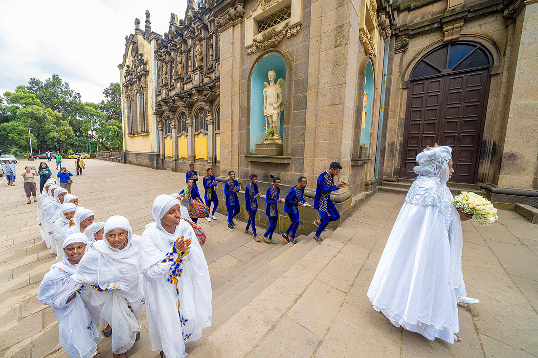 Männer und Frauen mit traditioneller Kleidung während einer religiösen Feier, Kathedrale der Heiligen Dreifaltigkeit, Addis Abeba, Äthiopien, Afrika