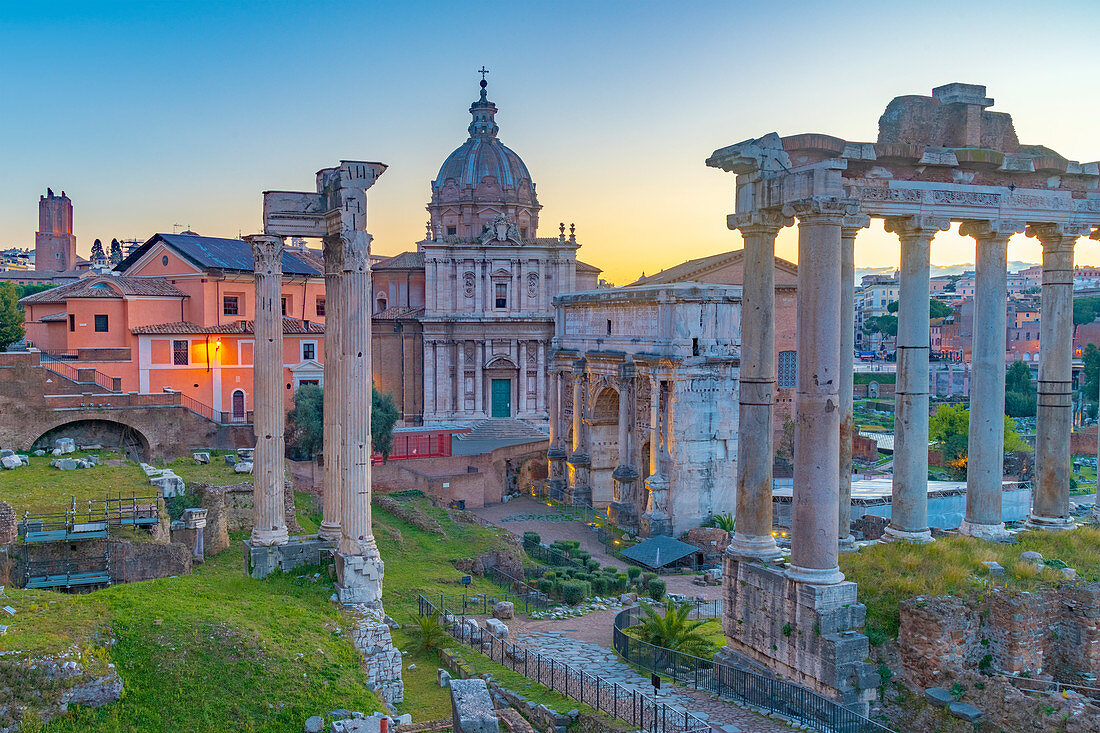 Kirche Santi Luca e Martina und Septimius Severus Arch (Arco di Settimio Severo), Forum, UNESCO-Weltkulturerbe, Rom, Latium, Italien, Europa