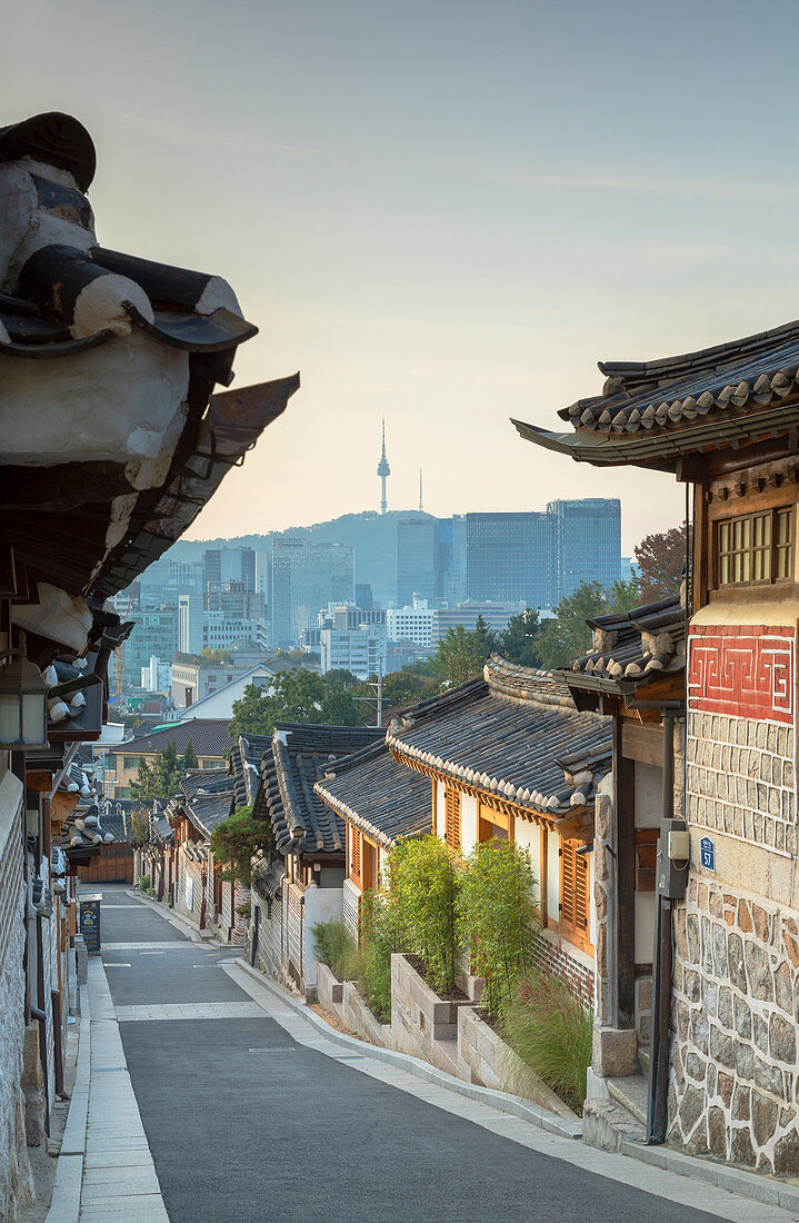 Traditionelle Häuser in Bukchon Hanok Dorf bei Sonnenaufgang, Seoul, Südkorea, Asien