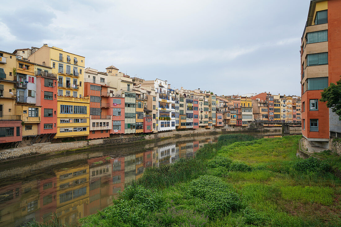 Häuser auf dem Fluss Onyar, Girona, Katalonien, Spanien, Europa