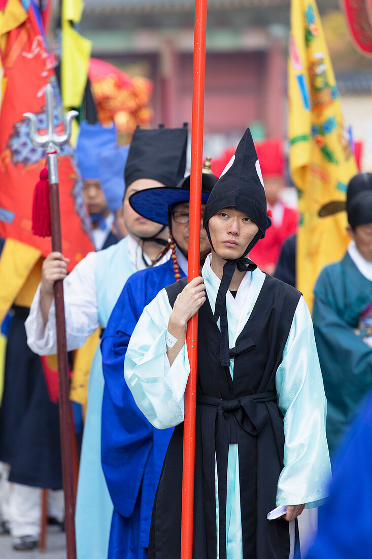 Traditionelle Parade außerhalb Changdeokgung Palace, Seoul, Südkorea, Asien