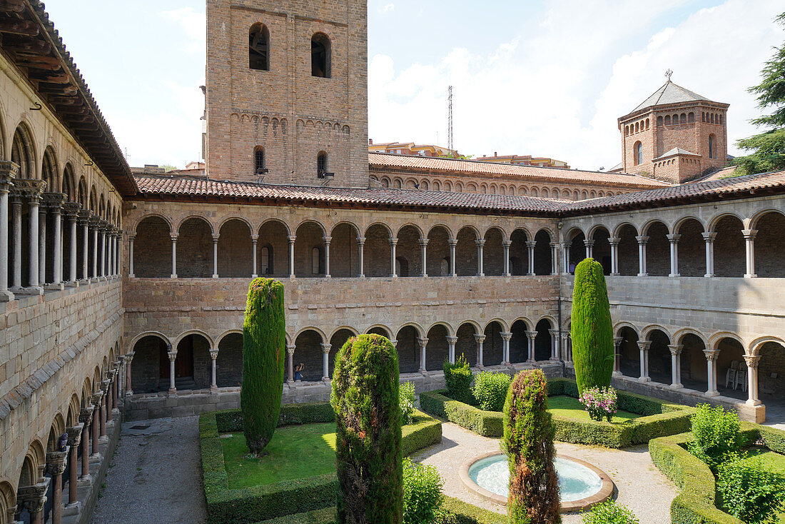 Der Kreuzgang des Benediktinerklosters Santa Maria de Ripoll, Ripoll, Provinz Girona, Katalonien, Spanien, Europa
