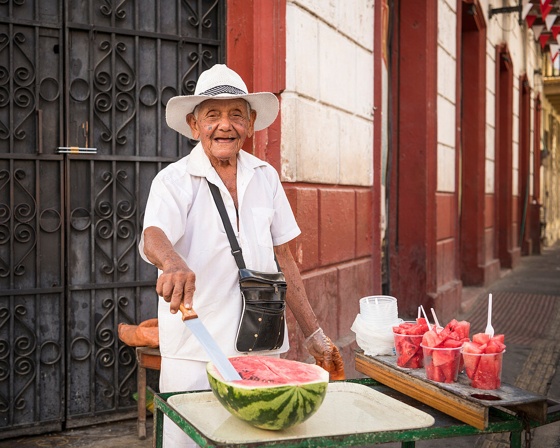 Porträt von Sandia, dem Wassermelonenverkäufer, Getsemani Barrio, Cartagena, Bolivar Department, Kolumbien, Südamerika