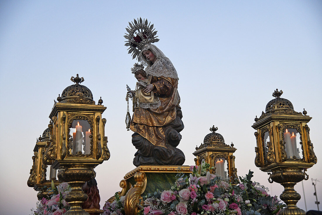 Die Virgen del Carmen auf ihrem Wagen, die sie am Abend ihres Ausfluges zum Meer, Tarifa, Cadiz, Andalusien, Spanien, Europa zum Santuario in der Nähe von Tarifa bringt