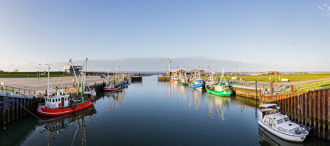 Fischerboote im Hafen, Fischkutter, Dornumersiel Tief, Panorama, Dornumersiel, Ostfriesland, Niedersachsen, Deutschland