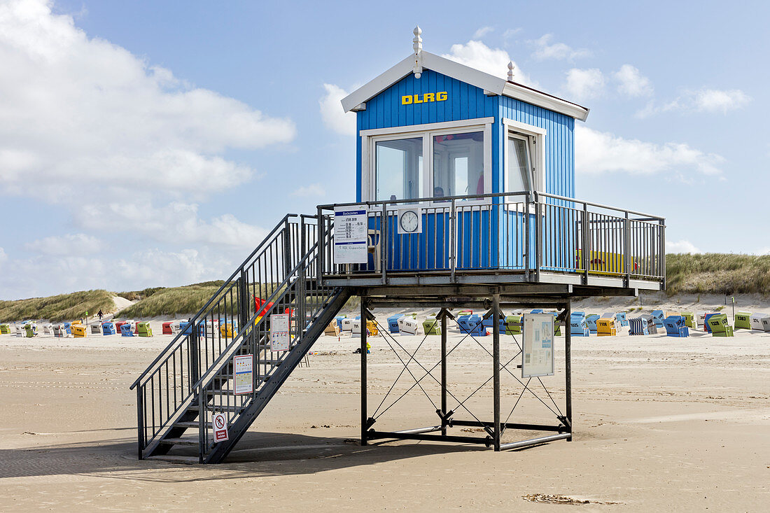 DLRG-Posten am Strand, Beobachtungsposten, Lebensrettung, Strand, Sand, Nordsee, Langeoog, Ostfriesland, Niedersachsen, Deutschland