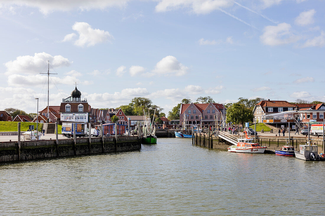 Hafen und Fischerboote, Schiffe, Boote, Kaimauer, Neuharlingersiel, Ostfriesland, Niedersachsen, Deutschland