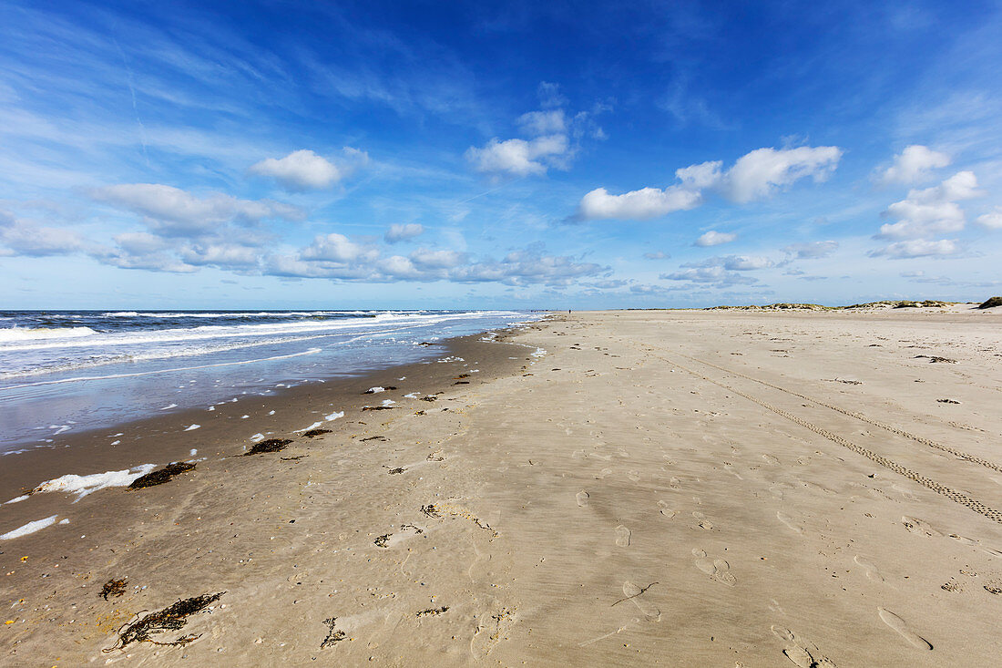 Wide beach of Spiekeroog, sea, waves, sand, high tide, clouds, tracks, Spiekeroog, East Frisia, Lower Saxony, Germany
