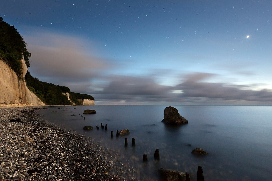 Starry sky over the chalk cliffs, chalk coast, Jasmund National Park, Rügen, Baltic Sea, Mecklenburg-Western Pomerania, Germany