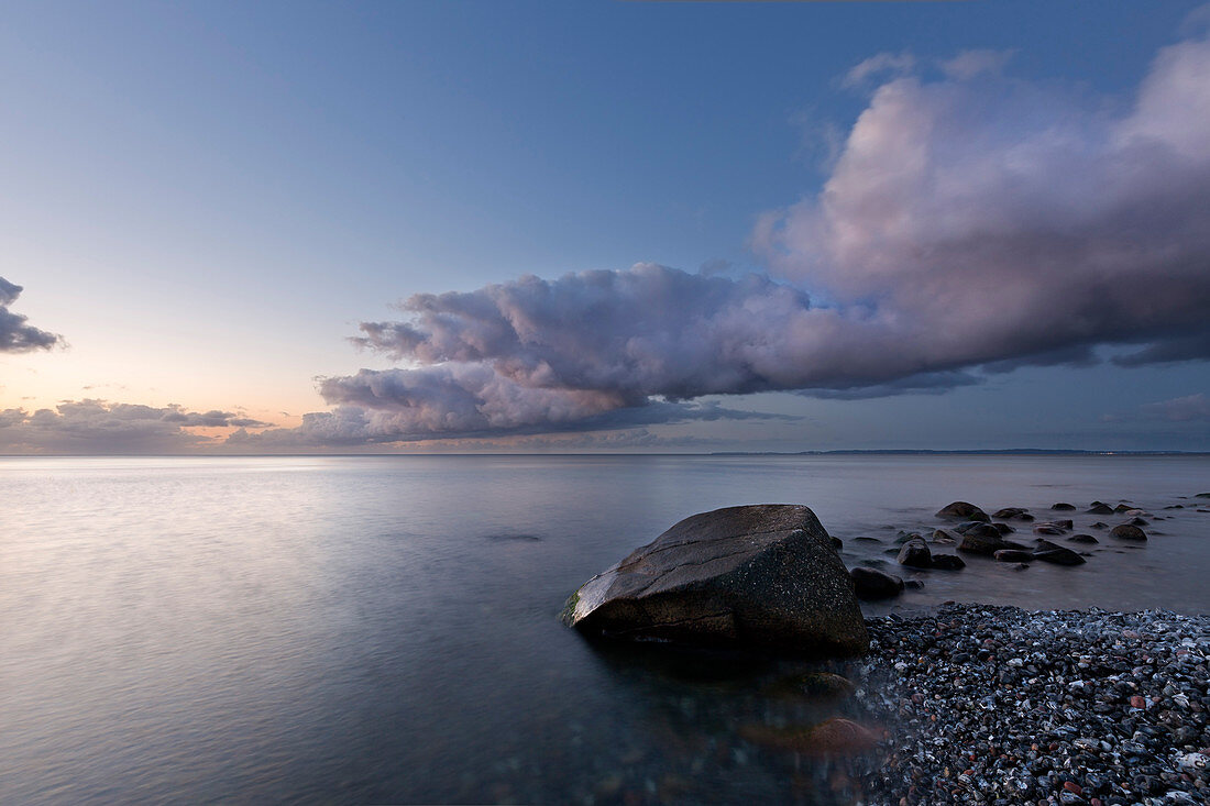 Boulder on the beach, chalk cliffs, chalk coast, Jasmund National Park, Rügen, Baltic Sea, Mecklenburg-Western Pomerania, Germany