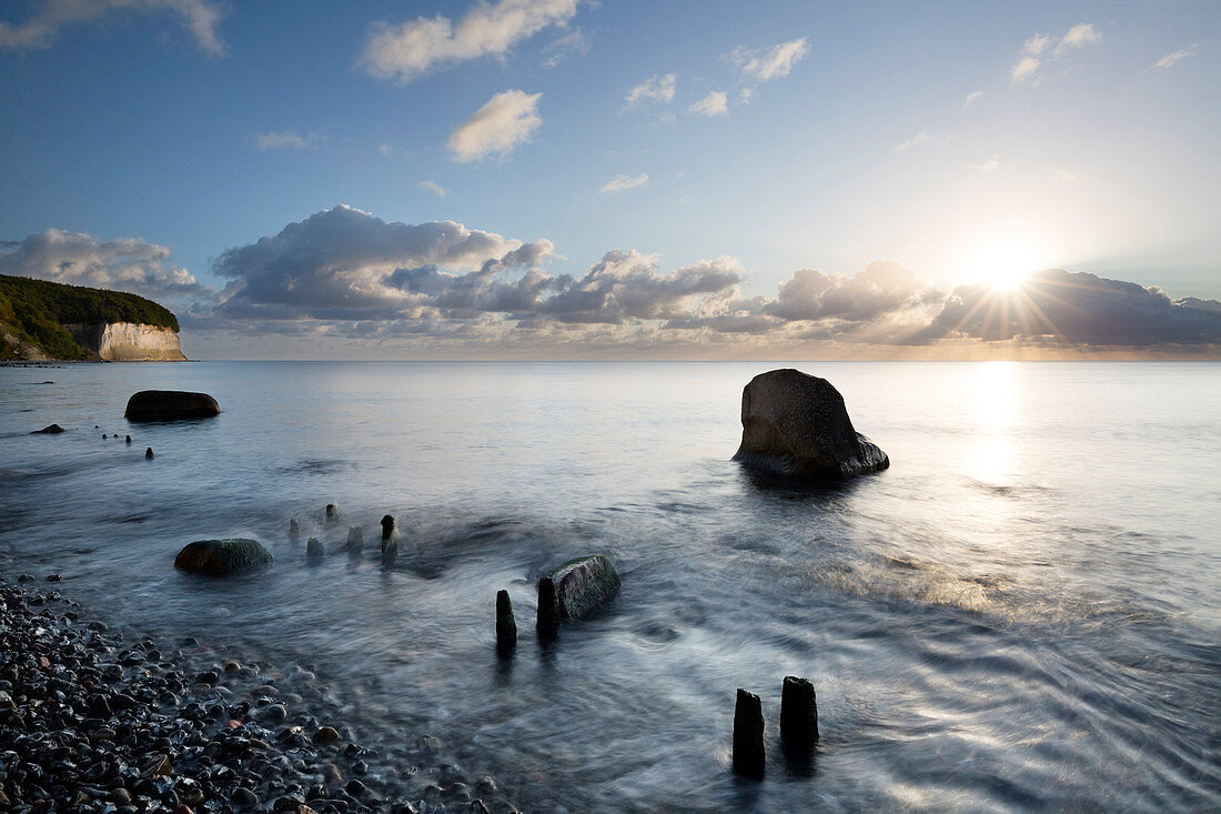 Findling am Strand, Kreidefelsen, Kreideküste, Nationalpark Jasmund, Rügen, Ostsee, Mecklenburg-Vorpommern, Deutschland