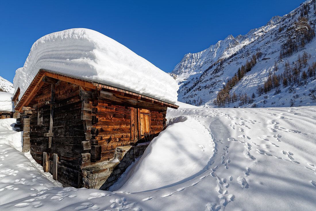 Die Hütten von Vorsaas im Lötschental, Wallis, Schweiz.