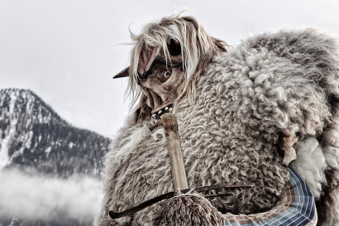 Fasnachtsumzug der Tschäggättä in Wiler, Lötschental, Wallis, Schweiz.