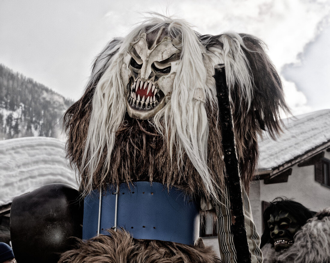 Fasnachtsumzug der Tschäggättä in Wiler, Lötschental, Wallis, Schweiz.