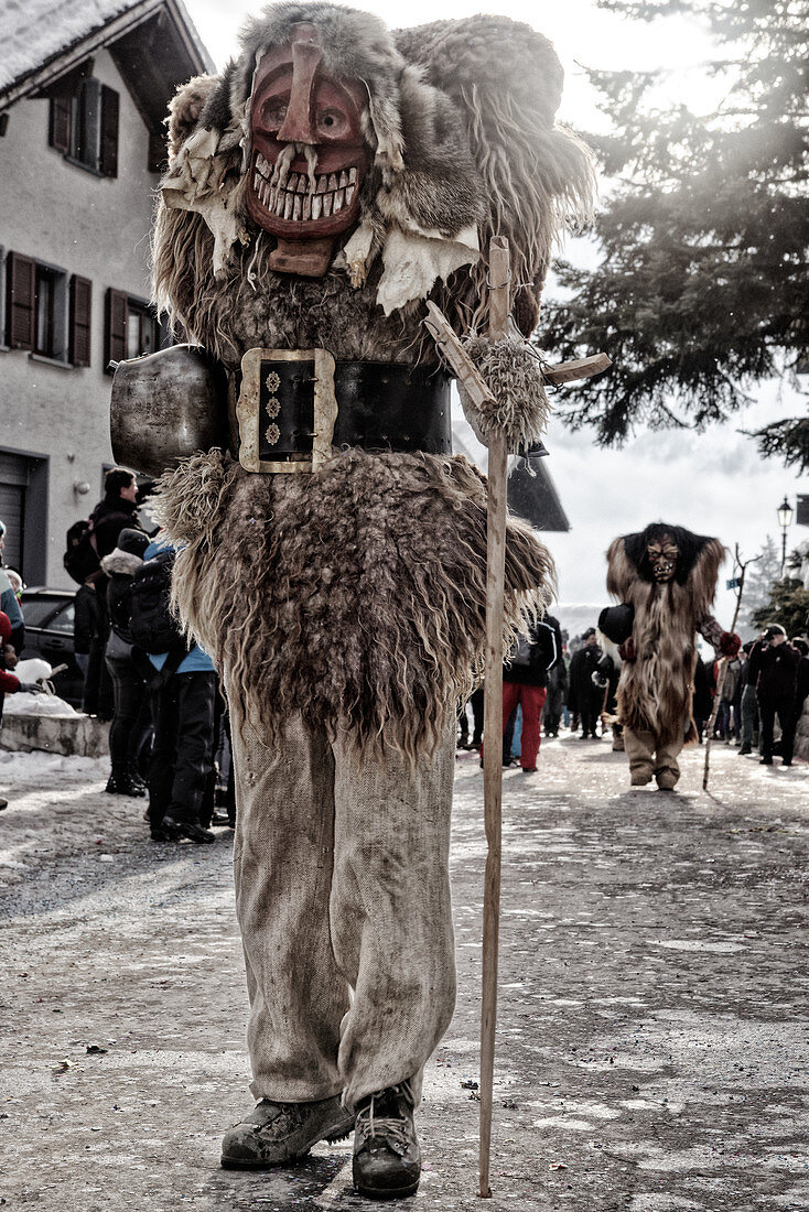 Fasnachtsumzug der Tschäggättä in Wiler, Lötschental, Wallis, Schweiz.