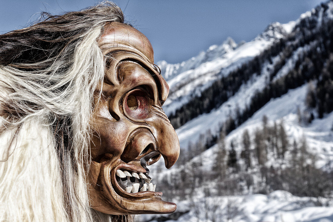 Maske der Tschäggättä, Fasnachtsbrauch im Lötschental, Wallis, Schweiz.