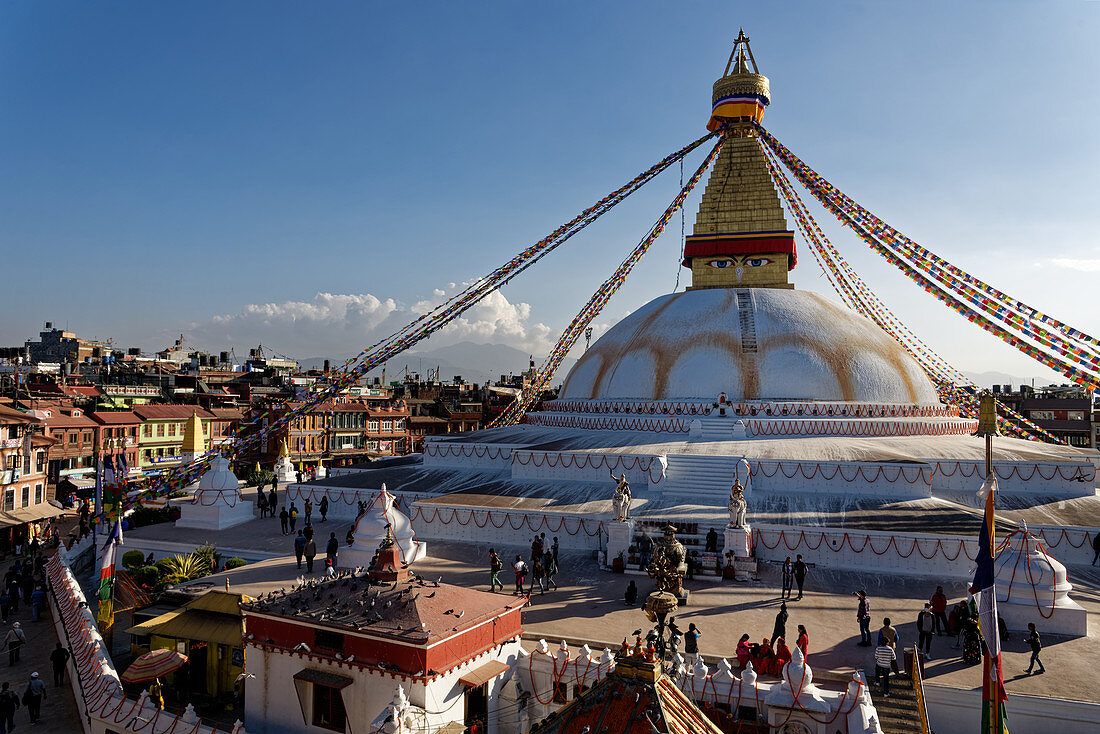 Neu erbaut nach dem Erdbeben: Bodnath Stupa in Kathmandu, Nepal, Asien.