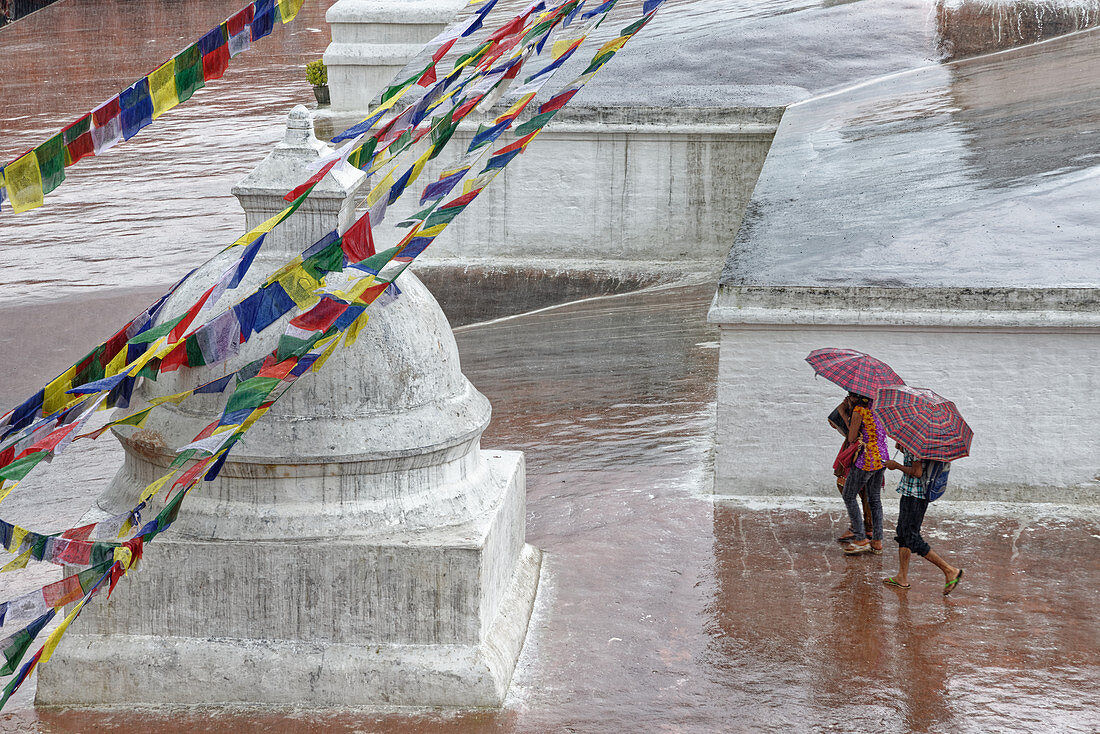Monsunregenfälle am Stupa von Bodnath, Kathmandu, Nepal, Asien.