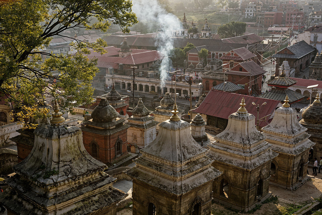 Rauch steigt von den Verbrennungsplätzen in Pashupatinath auf, Kathmandu, Nepal, Asien.