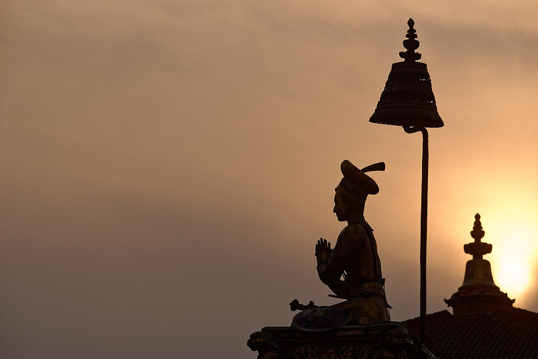König Bhupatindra Malla wacht über dem Durbar Square in Bhaktapur, Kathmandutal, Nepal, Asien.