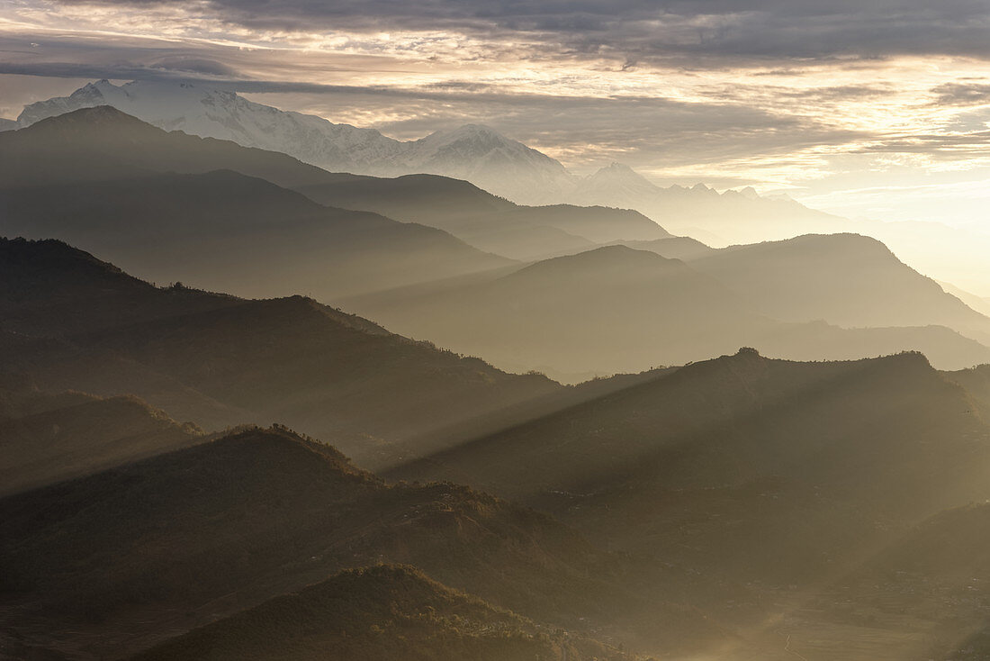 Erste Sonnenstrahlen am Lamjunghimal, Pokhara, Nepal, Himalaya, Asien.