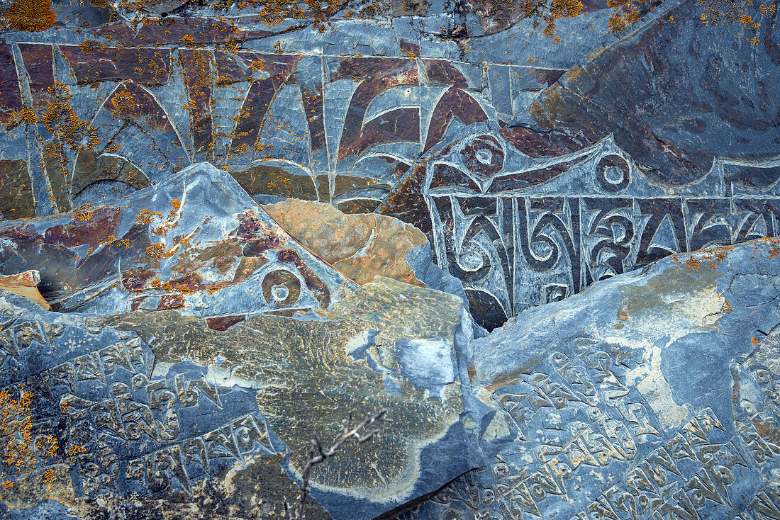 Buddhistisches Mantra auf einer Manimauer, Manangtal, Nepal, Himalaya, Asien.
