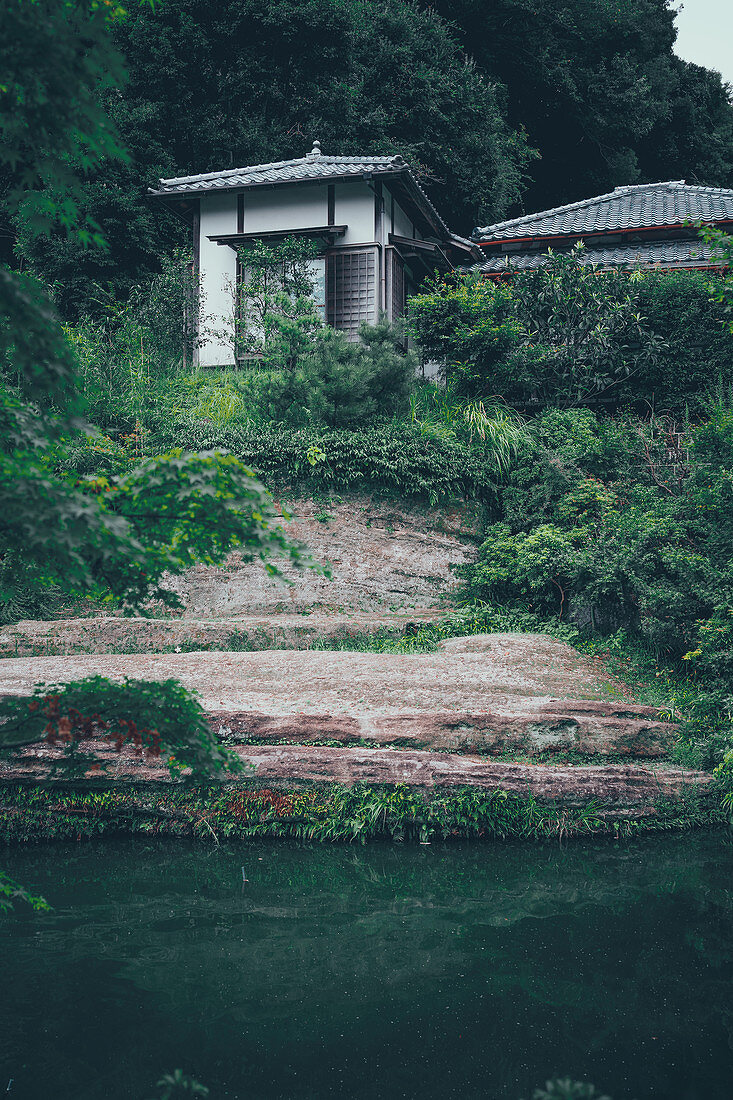 Traditionelle Japanische Architektur in Kamakura mit Teich im Vordergrund, Tokio, Japan, Asien
