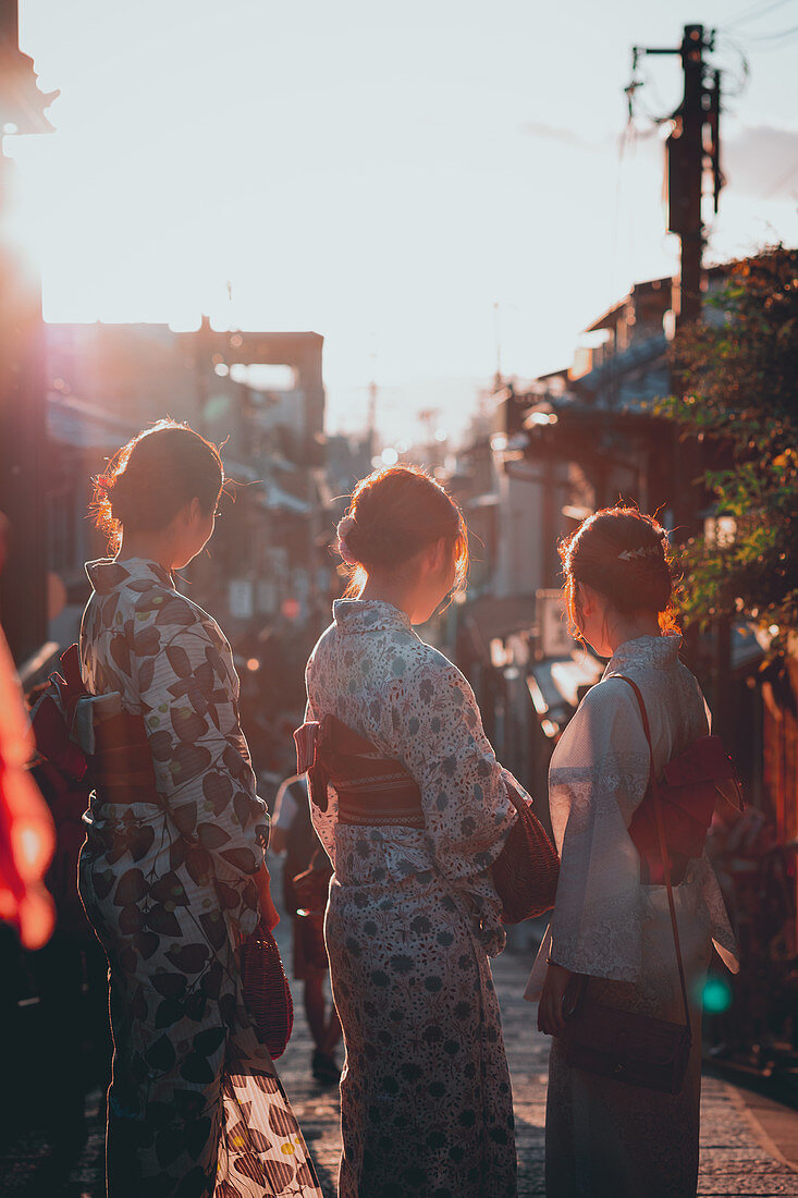 Frauen in der Abendsonne gekleidet in Kimonos Kyoto, Japan, Asien