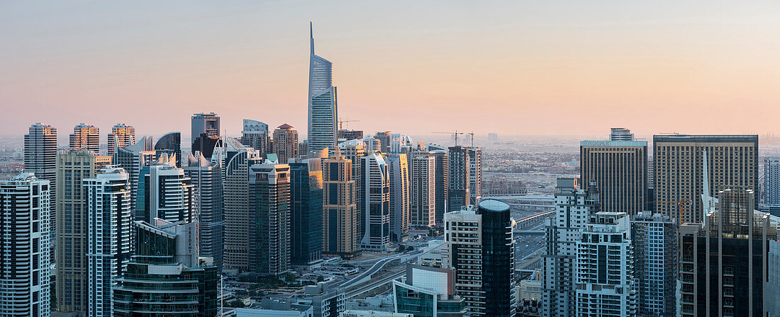 Jumeirah Lake Towers von der Dubai Marina, Almas Tower, Sheikh Zayed Road, Dubai, Vereinigte Arabische Emirate