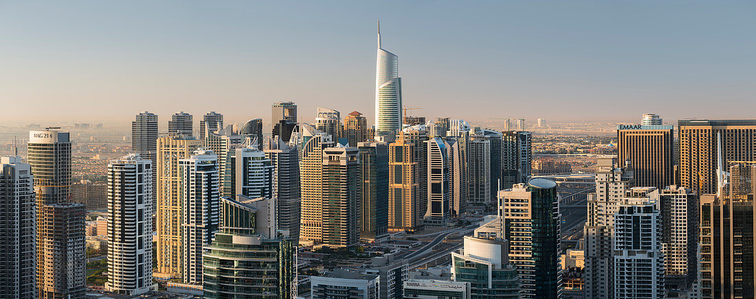 Jumeirah Lake Towers von der Dubai Marina, Almas Tower, Sheikh Zayed Road, Dubai, Vereinigte Arabische Emirate