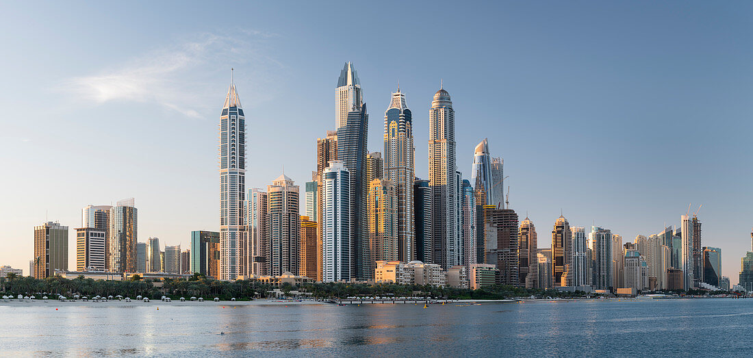 Blick zur Dubai Marina von The Palm Jumeirah,  Dubai, Vereinigte Arabische Emirate