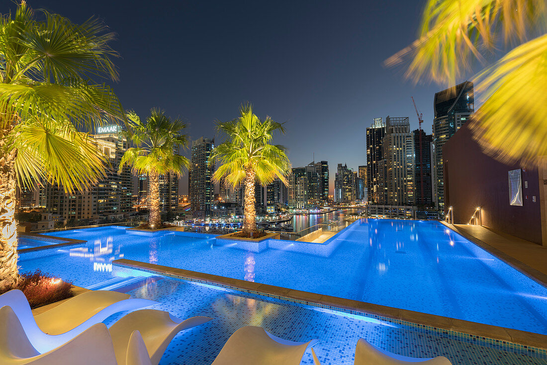 Pool an der Dubai Marina, Dubai, Vereinigte Arabische Emirate
