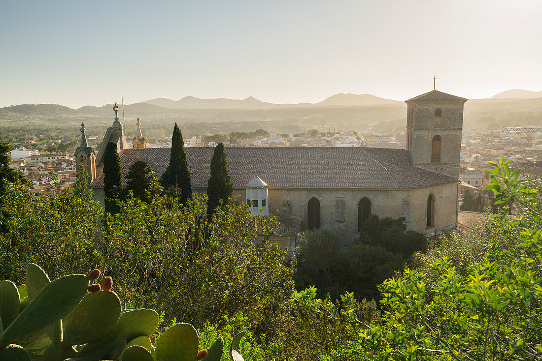 Blick vom Santuari de Sant Salvador, Kirche Transfiguració del Senyor, Artà, Mallorca, Balearen, Katalonien, Spanien