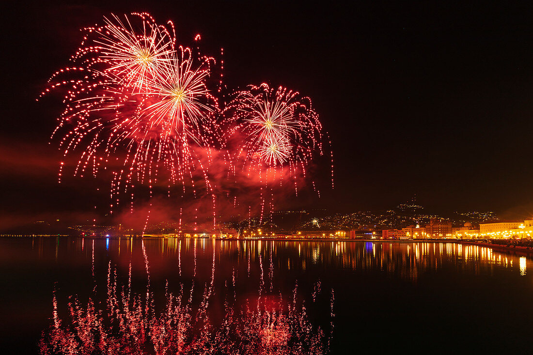 Feuerwerk im Alter Hafen, Sylvester, Triest, Friaul-Julisch Venetien, Italien