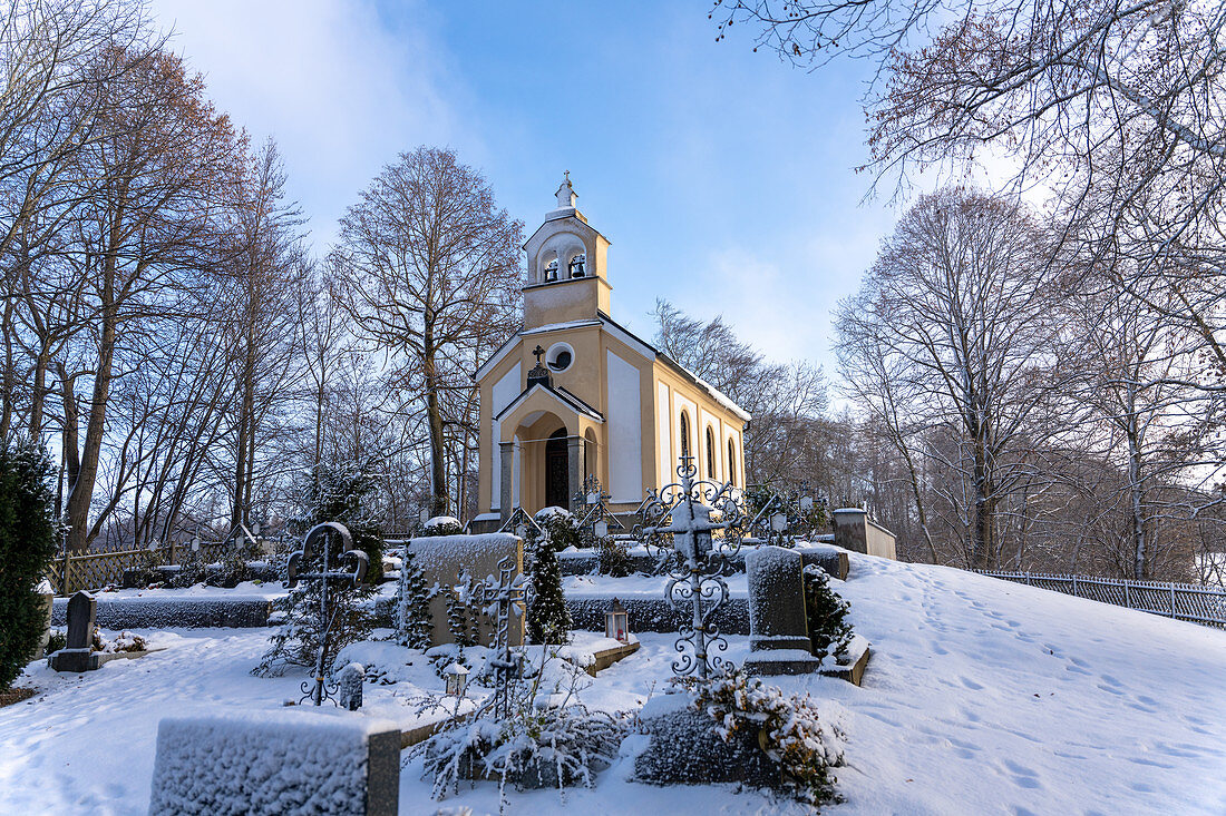 Friedrichskapelle in verschneiter Umgebung, Andechs, Bayern, Deutschland