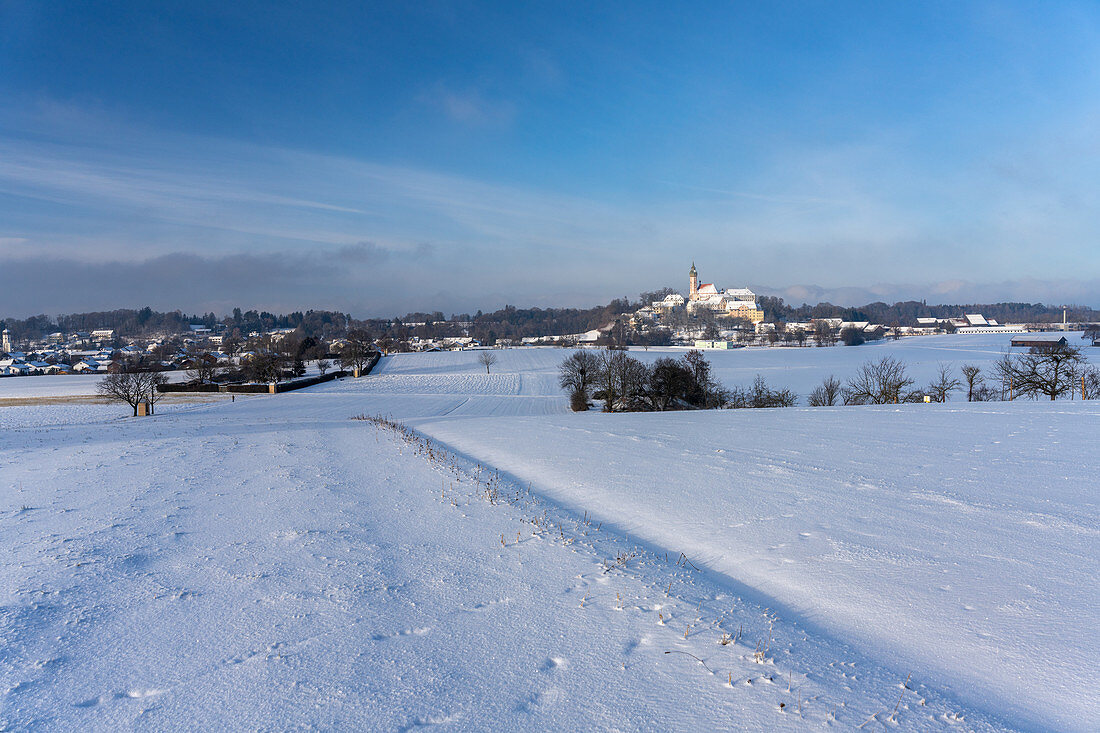 Kloster Andechs in verschneiter Winterlandschaft, Andechs, Bayern, Deutschland.