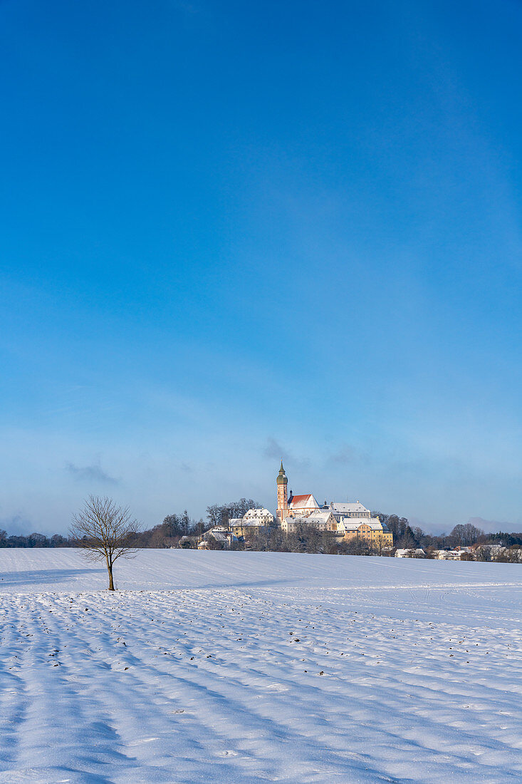 Kloster Andechs in verschneiter Winterlandschaft, Andechs, Bayern, Deutschland.