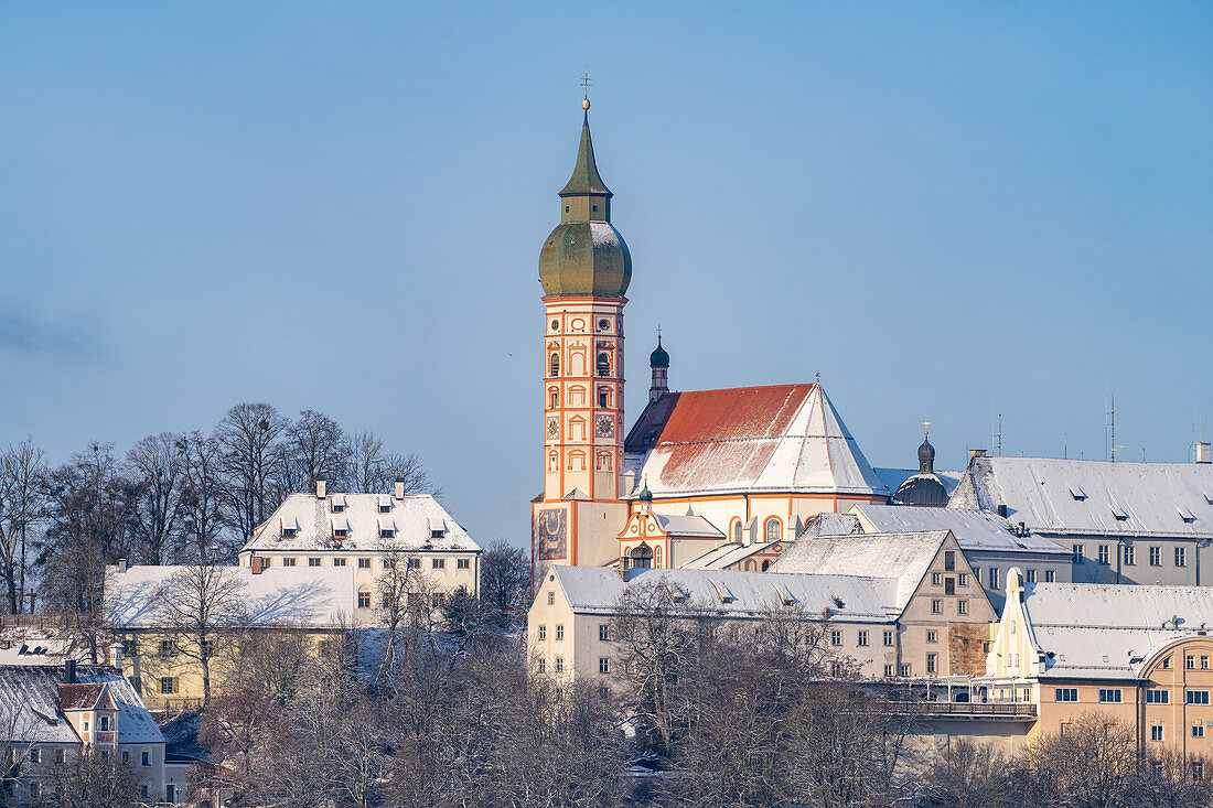 Kloster Andechs in verschneiter Winterlandschaft, Andechs, Bayern, Deutschland.