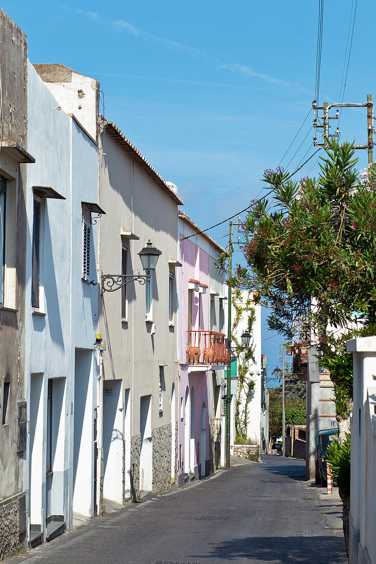 Kleine Dorfstraße mit bunten Häusern in Capri, Italien