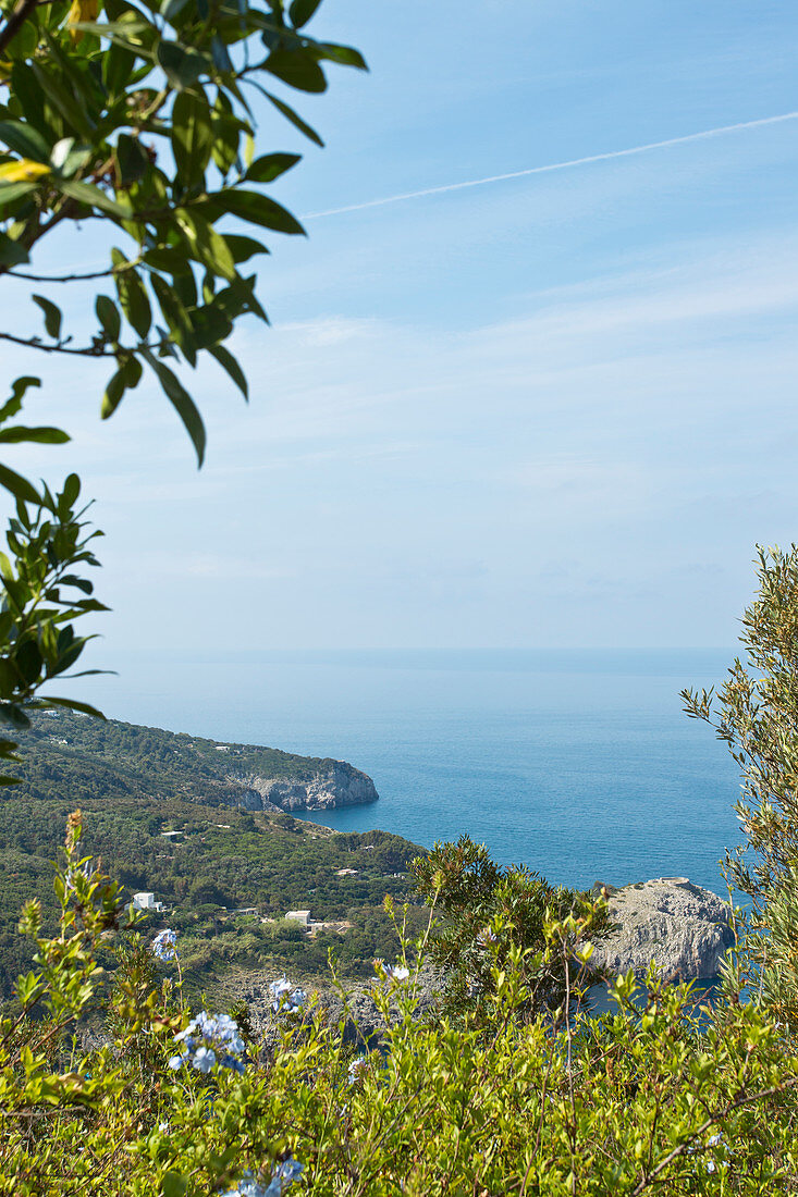 Blick von oben auf das Meer in Capri, Italien