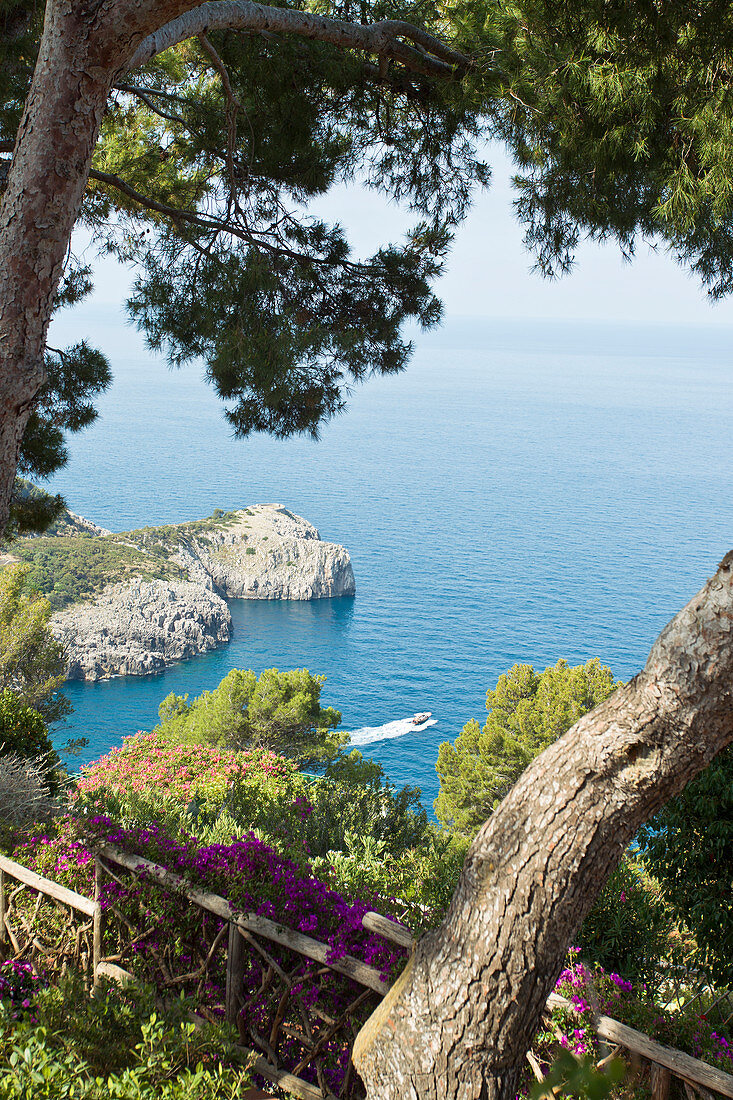 Nahaufnahme von oben zum Meer in Capri, Italien