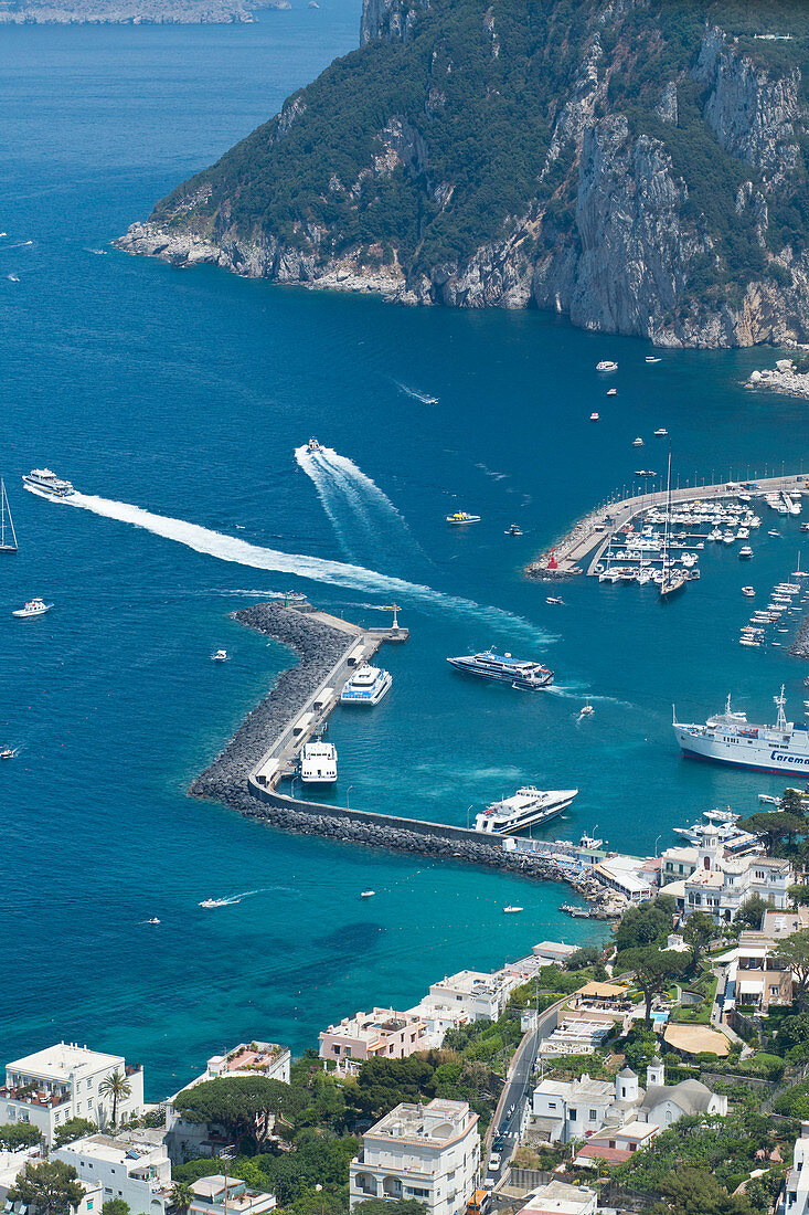 Blick von oben auf die Marina Grande in Capri, Italien