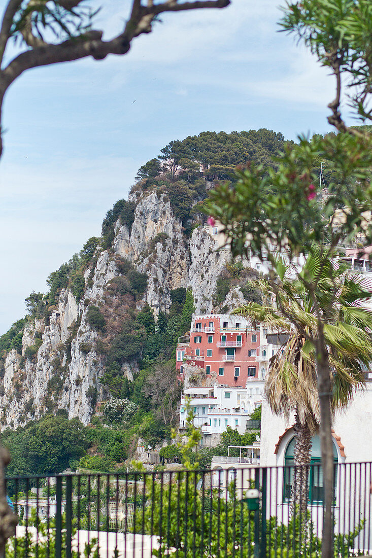 Blick auf Häuser und Berg in Capri, Italien