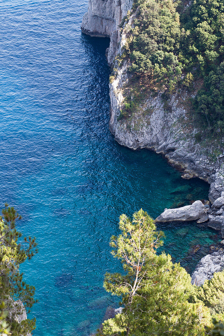Blick auf das Meer vom Aussichtspunkt Arco Naturale in Capri, Italien