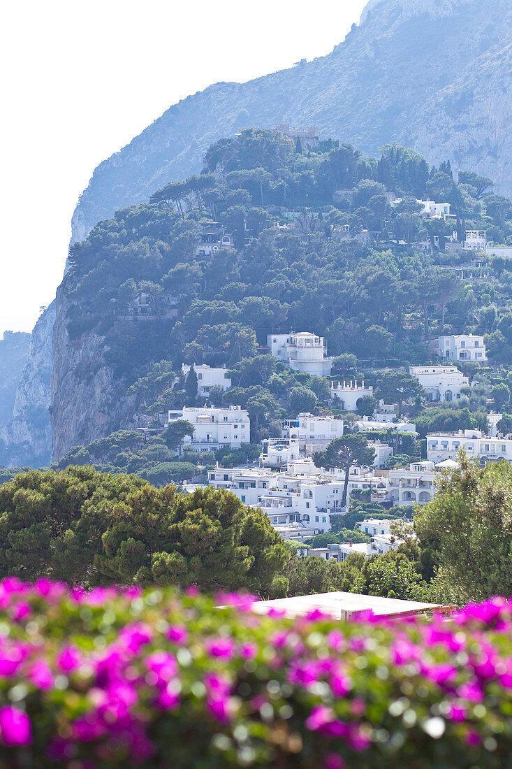 Blick auf Berg und Häuser im Landesinneren in Capri, Italien
